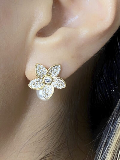 Brinco de Flor Cravejada com Pérola Banhado em Ouro 18K